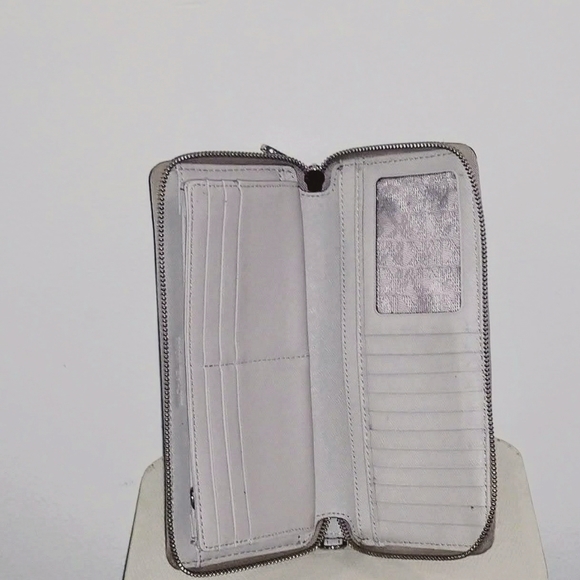 Michael Kors Jet Set Wallet - Picture 2 of 3